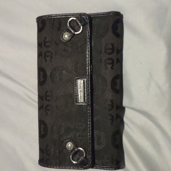 Authentic Eitenne Aigner Signature Wallet - Picture 1 of 4